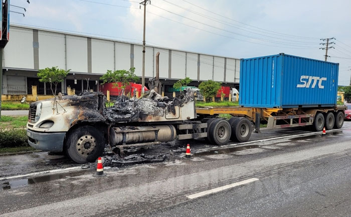 Xe container bốc cháy dữ dội trên quốc lộ 5